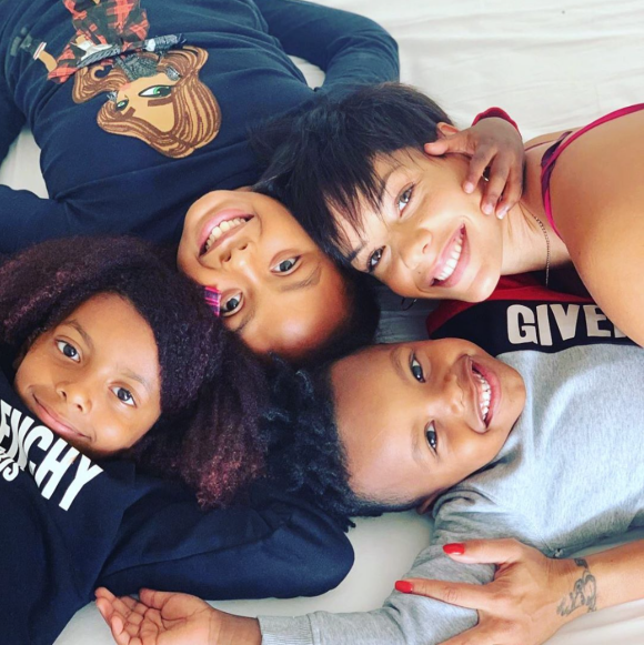 Isabelle Matuidi (épouse de Blaise Matuidi) et leurs trois enfants en octobre 2019.
