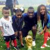 Blaise Matuidi et ses trois enfants Myliane, Naëlle et Eden, posent avec la Coupe du monde après la victoire de l'équipe de France en Russie. Instagram, le 19 juillet 2018.
