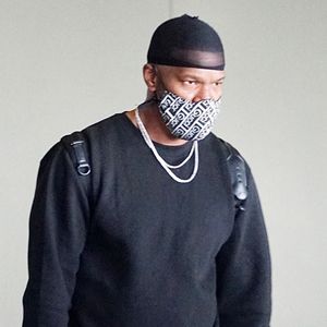 Exclusif - Jamie Foxx arrive en compagnie d'une mystérieuse inconnue à l'hôtel aux alentours de 1h20 du matin à Los Angeles. Le 25 septembre 2020.