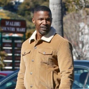 Exclusif - Jamie Foxx est intrigué par un robot de surveillance (K5 Knightscope) en allant déjeuner avec un ami à Los Angeles, le 6 février 2019.