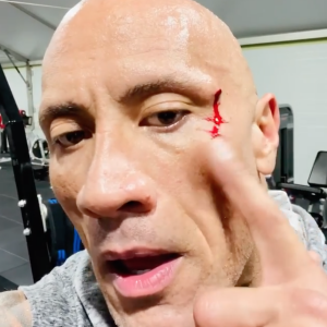 Dwayne Johnson, blessé à l'arcade sourcillière lors d'une séance de sport, goute son propre sang.