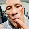 Dwayne Johnson, blessé à l'arcade sourcillière lors d'une séance de sport, goute son propre sang.