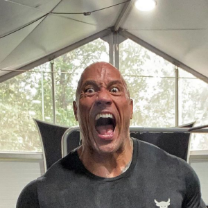 Dwayne Johnson en pleine séance de musculation. Octobre 2020.