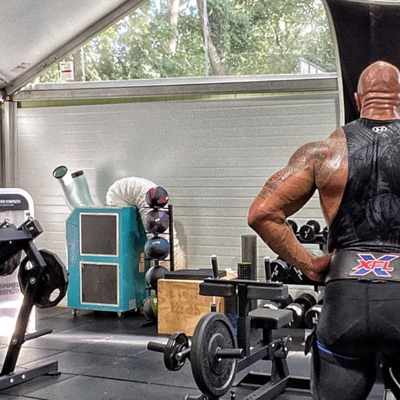 Dwayne Johnson en pleine séance de musculation. Septembre 2020.