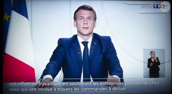 Emmanuel Macron parle depuis le palais de l'Elysée le 28 octobre 2020. © JB Autissier / Panoramic / Bestimage 