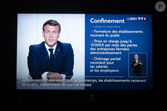 Emmanuel Macron parle depuis le palais de l'Elysée le 28 octobre 2020. © JB Autissier / Panoramic / Bestimage 