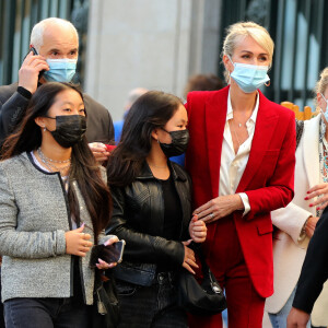 Exclusif - Laeticia Hallyday et ses filles Jade et Joy, son garde du corps Jimmy Refas et son chauffeur Carl - Arrivée à la journée Spéciale Johnny au Grand Rex "Son rève américain", pour la projection des documentaires "Johnny USA" et "A nos promesses". Le 21 octobre 2020.