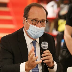 Exclusif - L'ancien président François Hollande lors d'une conférence à propos de son livre "Quand ça va quand ça va pas : Leur République expliquée aux jeunes et aux moins jeunes" à la librairie de Paris le 28 octobre 2020. © Panoramic / Bestimage