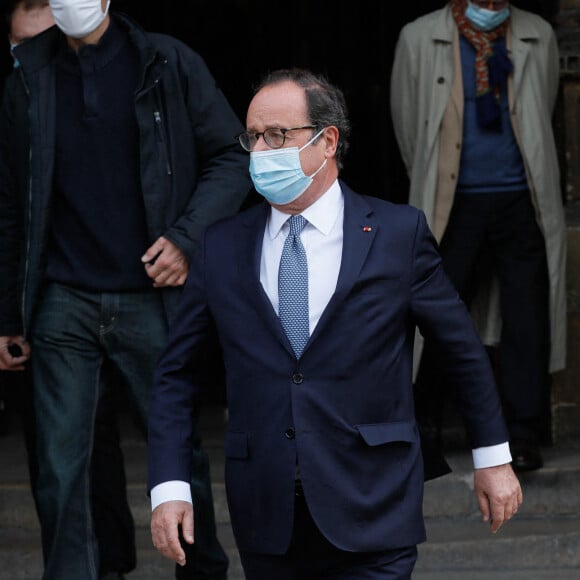 Exclusif - François Hollande - Sorties des obsèques du chef Gérard Idoux (restaurateur à la tête du Récamier) en l'église de Saint-Germain-des-Prés à Paris, le 08 octobre 2020. Le monde politique et artistique étaient réunis ce matin. Ce fut une cérémonie pleine de tendresse comme Gérard Idoux aurait voulu que ce soit. Il sera inhumé demain dans sa ville natale de Nevers. © Christophe Clovis / Bestimage