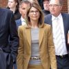Lori Loughlin et son mari Mossimo Giullanni à la sortie du tribunal de Boston, le 4 mars 2019.