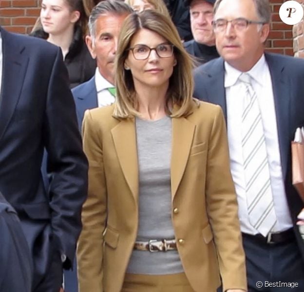 Lori Loughlin et son mari Mossimo Giullanni à la sortie du tribunal de Boston, le 4 mars 2019.