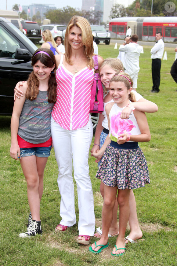 Lori Loughlin et ses filles Olivia et Isabella lors du 21ème "A Time For Heroes" à Los Angeles. Le 13 juin 2010.