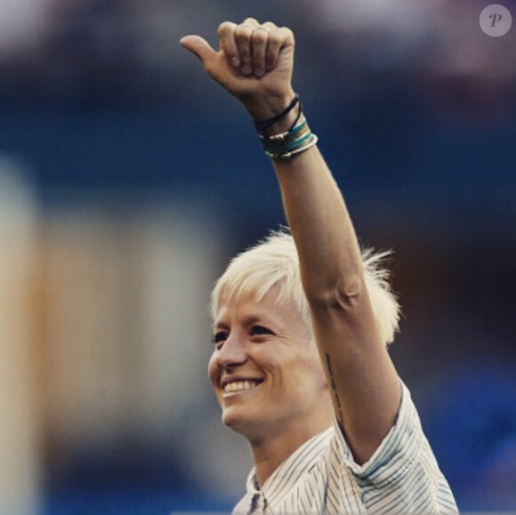 Megan Rapinoe (photo de son compte Instagram), star de l'équipe américaine de football, s'est fiancée avec sa compagne la chanteuse Sera Cahoone début août 2015.