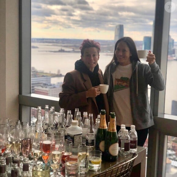 Megan Rapinoe et sa fiancée, Sue Bird, sur Instagram. Elles se sont fiancées le 31 octobre 2020, pendant des vacances au soleil.