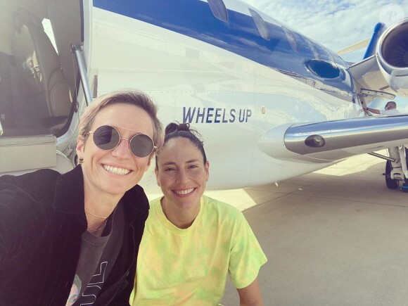 Megan Rapinoe et sa fiancée, Sue Bird, sur Instagram. Elles se sont fiancées le 31 octobre 2020, pendant des vacances au soleil.