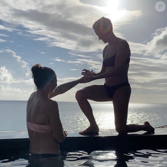 Megan Rapinoe et sa fiancée, Sue Bird, sur Instagram. Elles se sont fiancées le 31 octobre 2020, pendant des vacances au soleil.