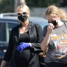 Exclusif - Ashlee Simpson enceinte fait ses courses chez Gelson's à Los Angeles, Californie, Etats-Unis, le 2 octobre 2020.