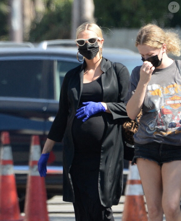 Exclusif - Ashlee Simpson enceinte fait ses courses chez Gelson's à Los Angeles, Californie, Etats-Unis, le 2 octobre 2020.