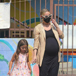 Exclusif - Ashlee Simpson enceinte est allée manger une glace avec sa fille Jagger Snow Ross et des amies au Brian's Shaved Ice and Boba dans le quartier de Sherman Oaks à Los Angeles. Le 16 septembre 2020.