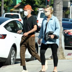 Exclusif - Ashlee Simpson, enceinte et son mari Evan Ross célèbrent leurs 3 ans de mariage avec des amis proches à Rocco's Tavern à Studio City, en Californie le 31 aout 2020. Ils portent des masques pour faire face à l'épidémie de Coronavirus (COVID-19).