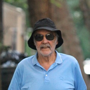 Sean Connery se balade à l'aide d'une canne dans les rues de New York, le 4 septembre 2017