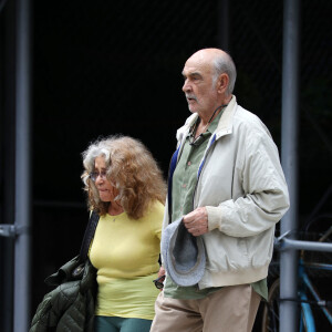 Exclusif - Sean Connery et sa femme Micheline Roquebrune dans la rue à New York le 30 mai 2017.