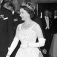 La reine Elizabeth portant sa robe Norman Hartnell à Londres, en 1962 - La reine Elizabeth lors de son mariage avec le prince Philip en 1947, avec sa tiare préférée. La robe et la tiare ont été portées par sa petite-fille la princesse Beatrice pour son mariage, le 17 juillet 2020.
