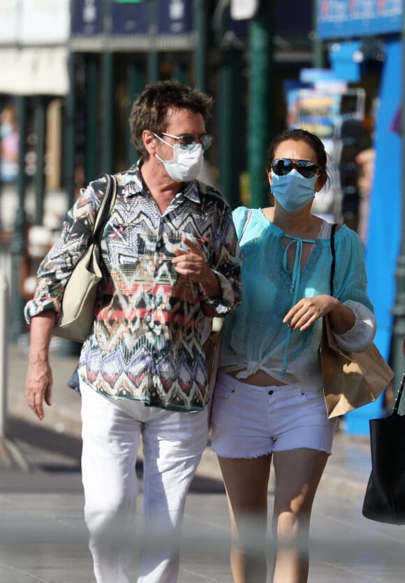Exclusif - Jean-Michel Jarre et sa compagne Gong Li portent des masques de protection contre le Coronavirus (Covid-19) dans les rues de Saint-Tropez, le 20 juillet 2020.