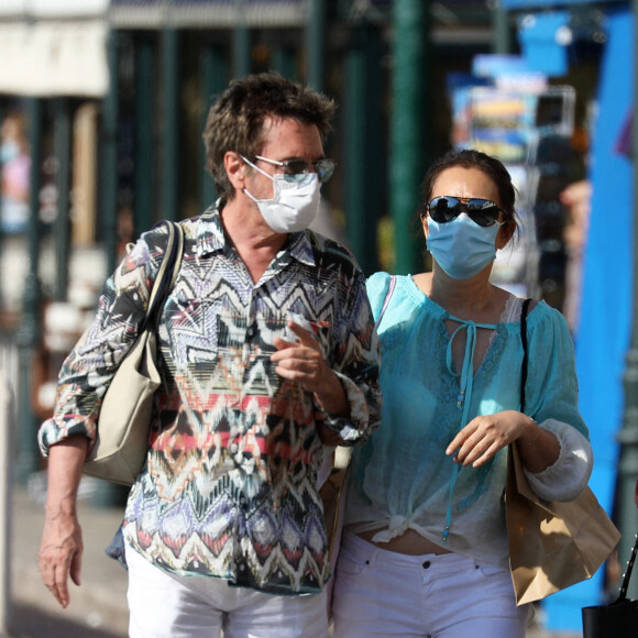 Exclusif - Jean-Michel Jarre et sa compagne Gong Li portent des masques de protection contre le Coronavirus (Covid-19) dans les rues de Saint-Tropez, le 20 juillet 2020.