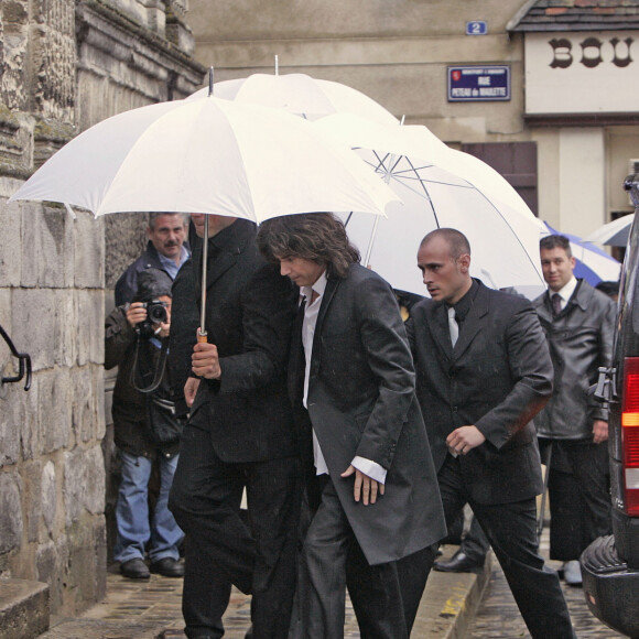 Jean-Michel Jarre arrive à son mariage avec Anne Parillaud à Montfort l'Amaury en 2005.