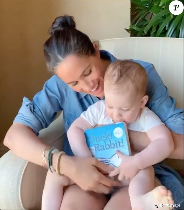 Meghan Markle, duchesse de Sussex, lit l'histoire "Duck ! Rabbit ! " à son fils Archie à l'occasion de son 1er anniversaire pour le compte Instagram de l'ONG "Save The Children". A la fin de la séquence, l'association fait un appel aux dons pour aider les familles les plus démunies face à la pandémie du coronavirus (Covid-19). Los Angeles. Le 6 mai 2020.