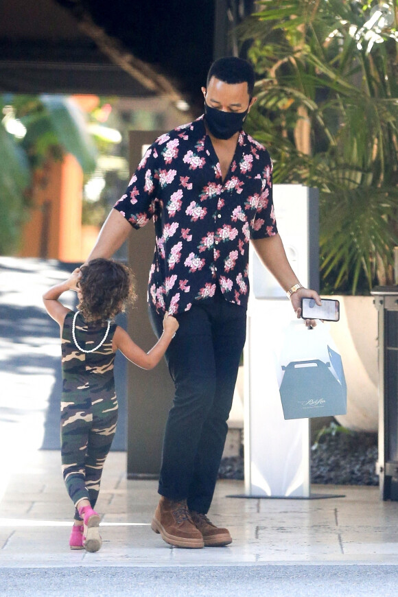 Exclusif - John Legend et sa fille Luna sortent de l'hôtel Bel Air pour aller acheter des friandises à Los Angeles pendant l'épidémie de coronavirus (Covid-19), le 18 octobre 2020