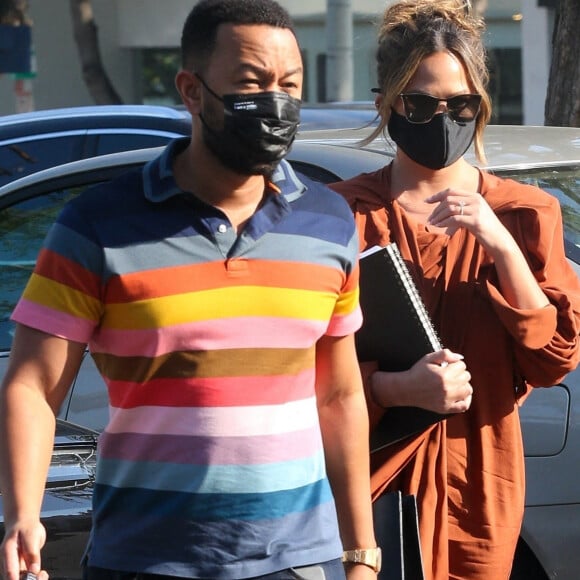 Exclusif - Chrissy Teigen et son mari John Legend sont allés faire des courses au Bristol Farms dans le quartier de Beverly Hills à Los Angeles pendant l'épidémie de coronavirus (Covid-19), le 15 octobre 2020