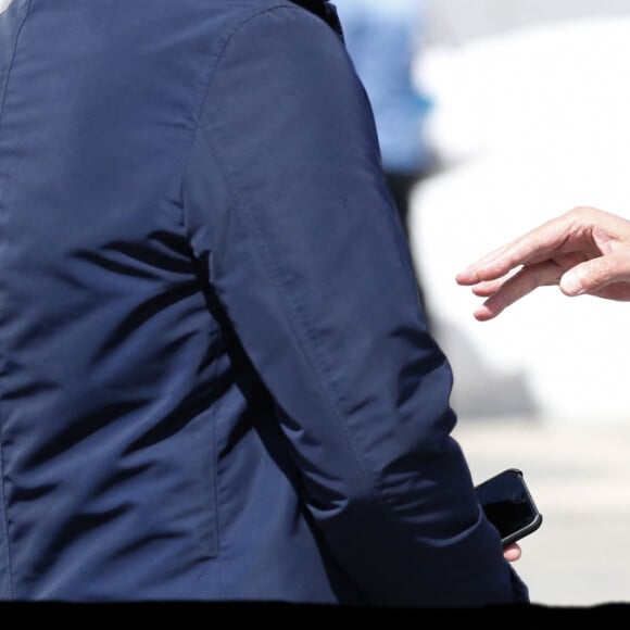 Exclusif - Patrick Balkany sur le marché de Levallois le dimanche 24 mai 2020. Il ne porte pas de masque malgré l'épidémie de Coronavirus (Covid-19). © Alain Guizard / Bestimage