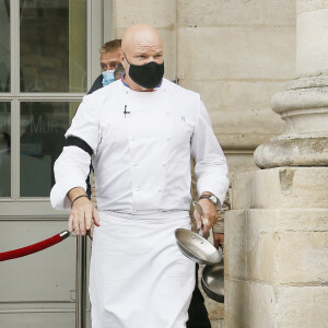 Le grand chef Bordelais et présentateur TV Philippe Etchebest organise un concert de casseroles devant son restaurant Bordelais "Le 4ème Mur" avec son équipe afin de soutenir l'ouverture des restaurants pendant la crise liée à l'épidémie de Coronavirus (COVID-19), le 2 Octobre 2020 à Bordeaux.