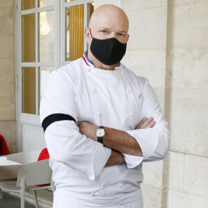 Le grand chef Bordelais et présentateur TV Philippe Etchebest organise un concert de casseroles devant son restaurant Bordelais "Le 4ème Mur" avec son équipe afin de soutenir l'ouverture des restaurants pendant la crise liée à l'épidémie de Coronavirus (COVID-19), le 2 Octobre 2020 à Bordeaux.