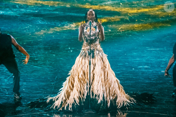Robbie Williams et Lous and The Yakuza (Marie Pierra), stars de la finale de l'émission "X-Factor" en Italie. Milan. Le 12 décembre 2019. Robbie Williams a présenté un extrait de son album de Noël et a chanté avec les quatre finalistes du concours.