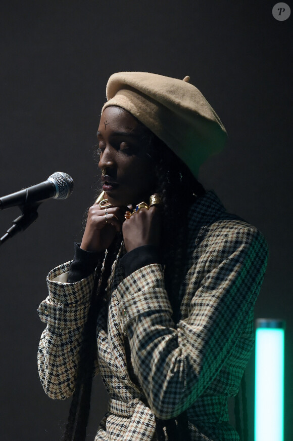 Marie-Pierra Kakoma (Lous and the Yakuza) en concert à Milan le 25 novembre 2019. Son premier album, en 2020, aura pour titre " Gore ". Et c'est avec " Dilemme " – premier extrait dont le clip à l'esthétique chiadée a été publié le 19 septembre 2019 sur YouTube – que Lous and The Yakuza annonce la couleur : poésie, douceur et résilience sur fond de trap entêtante et vaporeuse. Comme une sorte de ballade sentimentale à la manière d'un Stromae – et où la chanteuse délivre son histoire – , traversée par quelques coups agressifs, de petits chocs violents portés par l'instrumental trap. Si la formule n'a rien d'inédite, la voix à la fois douce et rugueuse ainsi que le texte intimiste où il est question de résilience, de liberté et d'acceptation de soi finissent de parfaire un titre des plus intenses.