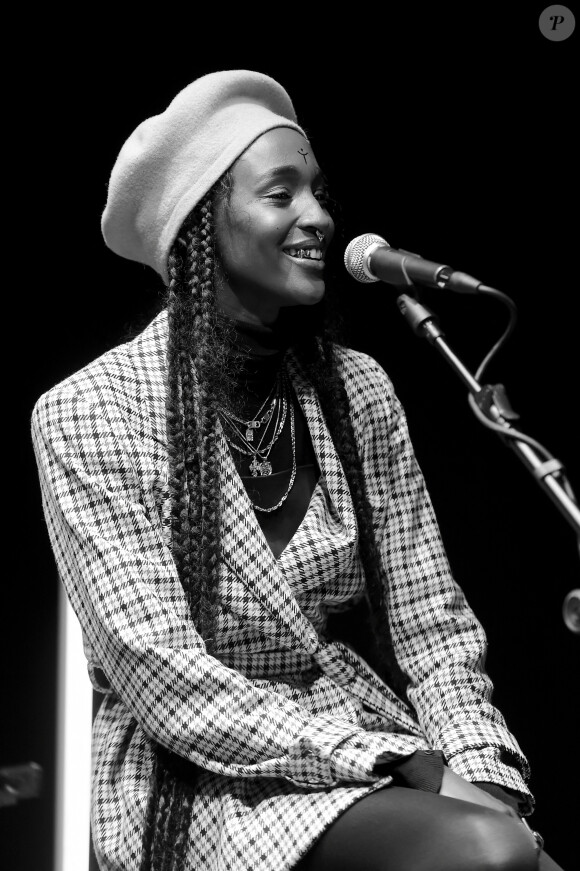 Marie-Pierra Kakoma (Lous and the Yakuza) en concert à Milan le 25 novembre 2019. Son premier album, en 2020, aura pour titre " Gore ". Et c'est avec " Dilemme " – premier extrait dont le clip à l'esthétique chiadée a été publié le 19 septembre 2019 sur YouTube – que Lous and The Yakuza annonce la couleur : poésie, douceur et résilience sur fond de trap entêtante et vaporeuse. Comme une sorte de ballade sentimentale à la manière d'un Stromae – et où la chanteuse délivre son histoire – , traversée par quelques coups agressifs, de petits chocs violents portés par l'instrumental trap. Si la formule n'a rien d'inédite, la voix à la fois douce et rugueuse ainsi que le texte intimiste où il est question de résilience, de liberté et d'acceptation de soi finissent de parfaire un titre des plus intenses.