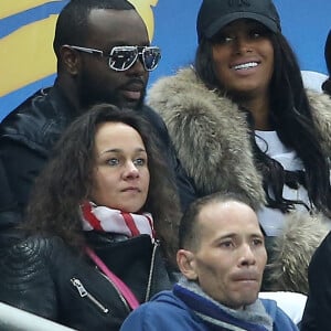 Maitre Gims et sa femme DemDem dans les tribunes - Maître Gims a ambiancé le Stade de France en interprétant 3 chansons avant la rencontre, et en présentant à la fin de son mini-show (avant le coup d'envoi de la finale PSG-Lille), le trophée de la Coupe de la Ligue 2016 à Paris. © Cyril Moreau/Bestimage