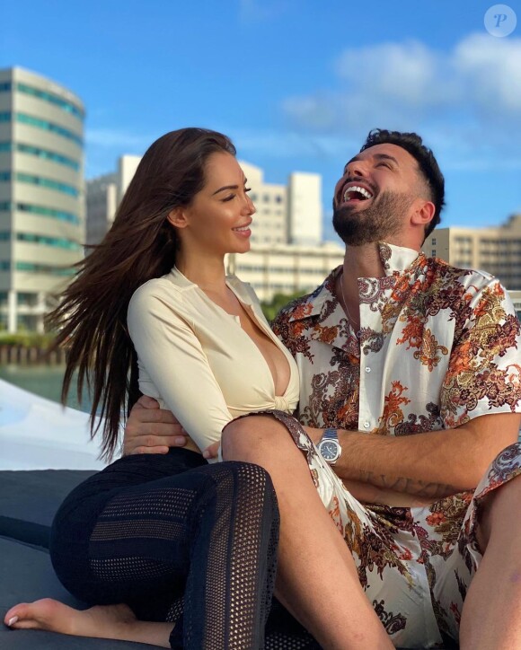 Nabilla avec son mari Thomas Vergara à Miami le 28 octobre 2020.