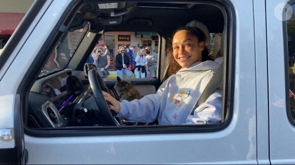 Cara Santana célèbre la victoire de Biden au volant de sa voiture à West Hollywood le 7 novembre 2020. 