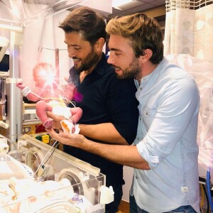 Christophe Beaugrand et son mari Ghislain sont les heureux papa de Valentin, qui fête son premier anniversaire ce 9 novembre 2020.