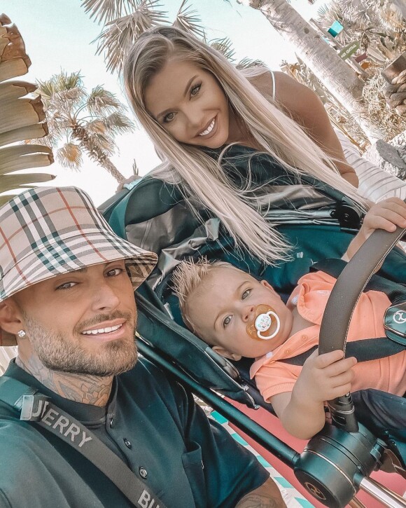 Jessica Thivenin avec son mari Thibault et leur fils Maylone, le 8 novembre 2020, sur Instagram