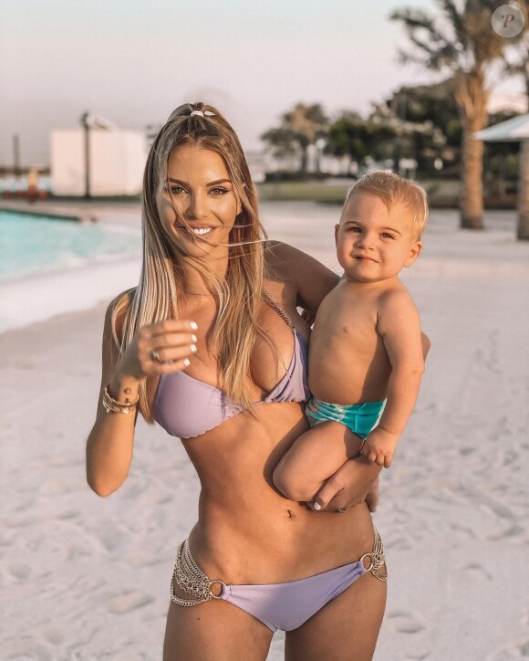 Jessica Thivenin avec son fils Maylone à la plage, le 27 octobre 2020