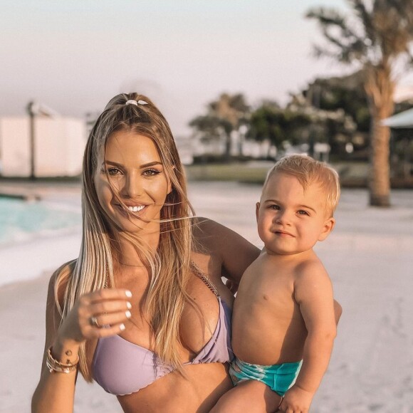 Jessica Thivenin avec son fils Maylone à la plage, le 27 octobre 2020