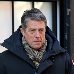 Hugh Grant sur le tournage du film The Undoing dans le quartier de Upper East Side à New York, le 5 mars 2019.