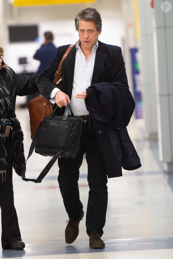 Exclusif - Hugh Grant arrive à l'aéroport JFK de New York le 11 février 2019.