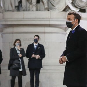 Le président de la République, Emmanuel Macron accompagné de la première dame Brigitte Macron préside la cérémonie de panthéonisation de Maurice Genevoix, le 11 novembre 2020, au Panthéon, Paris . © Stéphane Lemouton / Bestimage