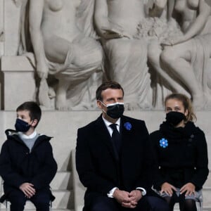 Le président de la République, Emmanuel Macron accompagné de la première dame Brigitte Macron préside la cérémonie de panthéonisation de Maurice Genevoix, le 11 novembre 2020, au Panthéon, Paris . © Stéphane Lemouton / Bestimage